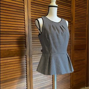 White House black market pea plum suit top. Fully lined and zip up the back.